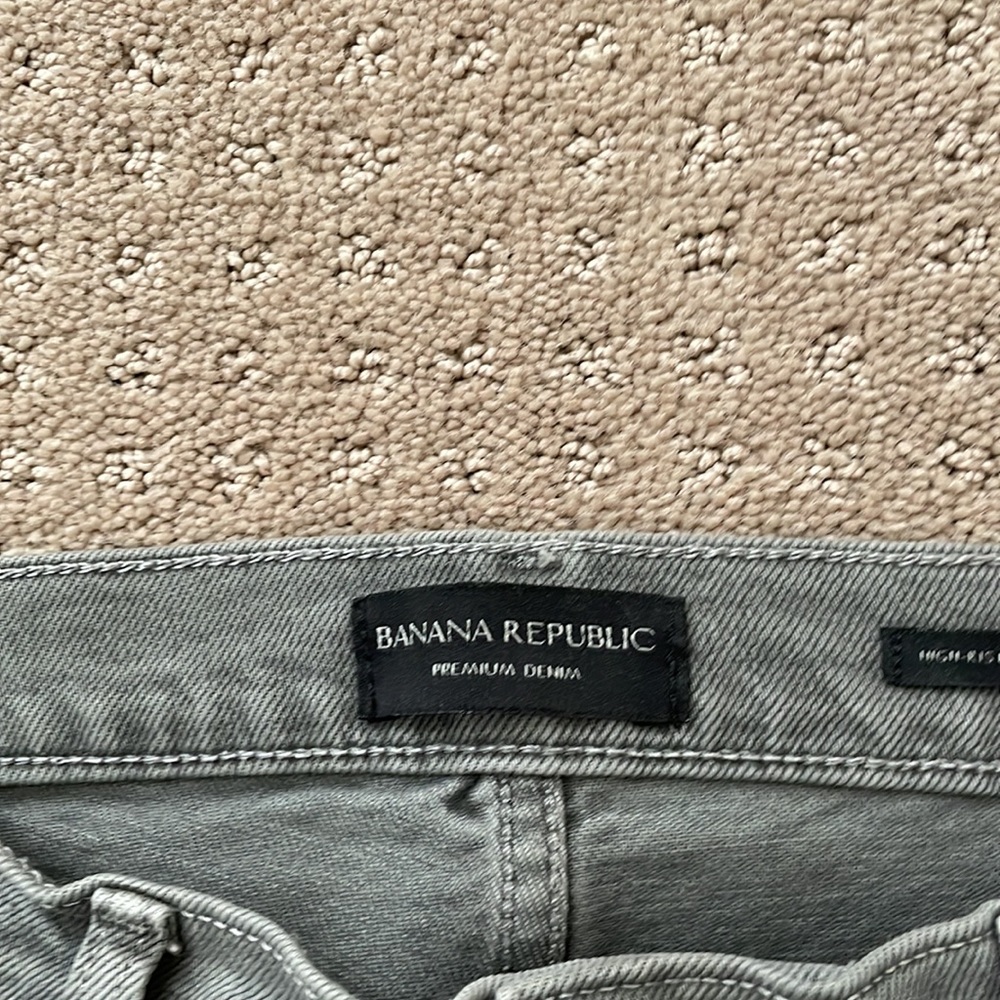 Banana Republic Women’s Grey Jeans - like new size 32 (size 14/16) - Picture 2 of 3